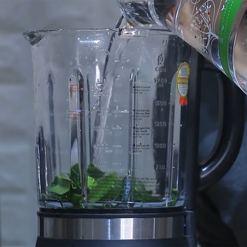 Step 3 Filter pandan leaves Green bean milk with pandan and coconut milk