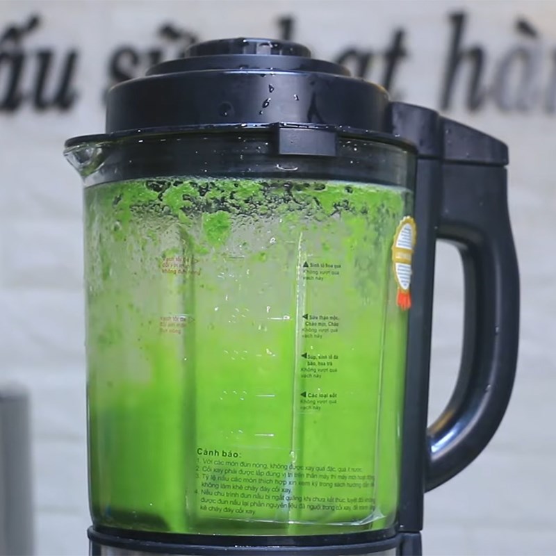 Step 3 Filter pandan leaves Green bean milk with pandan and coconut milk