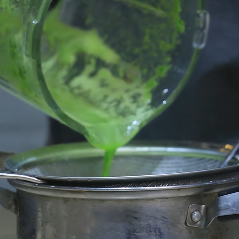 Step 3 Strain the pandan leaf water Green bean milk pandan leaf coconut milk