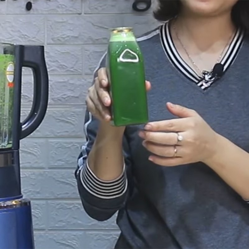 Step 3 Strain the pandan leaf water Green bean milk pandan leaf coconut milk