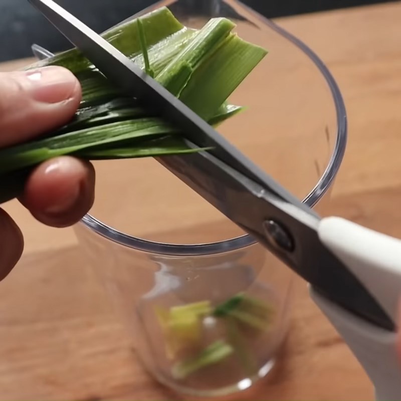 Step 3 Strain pandan leaf juice and gac fruit filling for Bánh ít