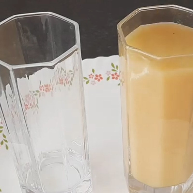 Step 3 Filter the blended jackfruit juice with fresh milk
