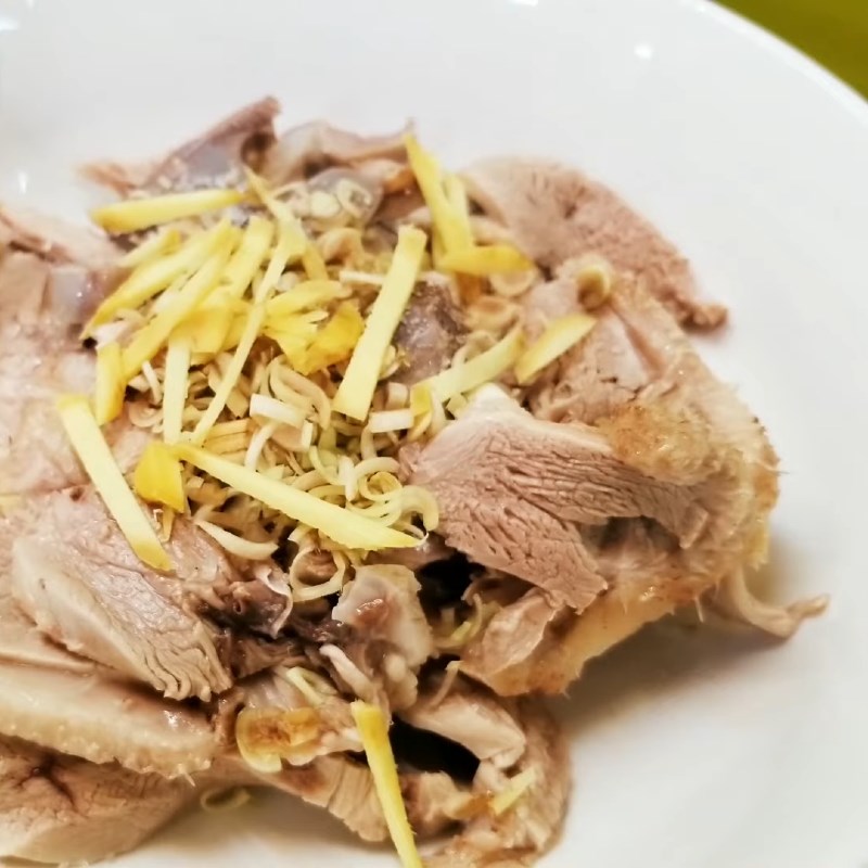 Step 4 Fillet the duck meat Duck salad with Vietnamese knotweed and green bananas (pressed duck salad)