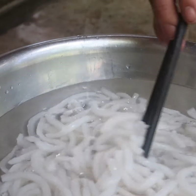 Step 4 Boiling the noodles for crab noodle soup with coconut milk