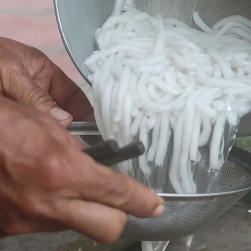 Step 4 Boiling the noodles for crab noodle soup with coconut milk