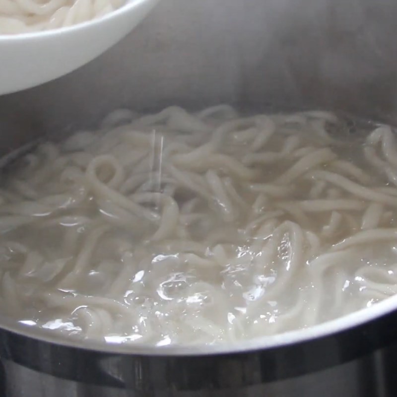 Step 7 Boil the cake and complete Nghe An pork bone noodle soup