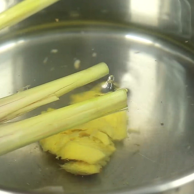 Step 2 Boil the pig skin Stir-fried pig skin with lemongrass and chili