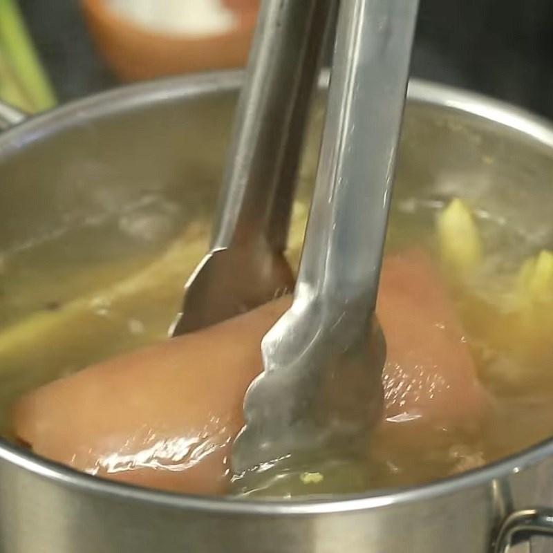 Step 2 Boil the pig skin Stir-fried pig skin with lemongrass and chili