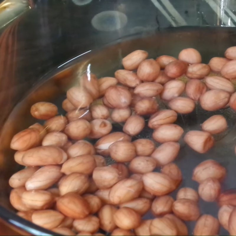 Step 3 Boil the peanuts for Peanut Sticky Rice with Pandan Leaves
