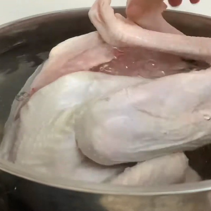 Step 3 Boil the chicken for the chicken porridge