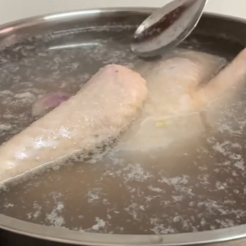 Step 3 Boil the chicken for the chicken porridge