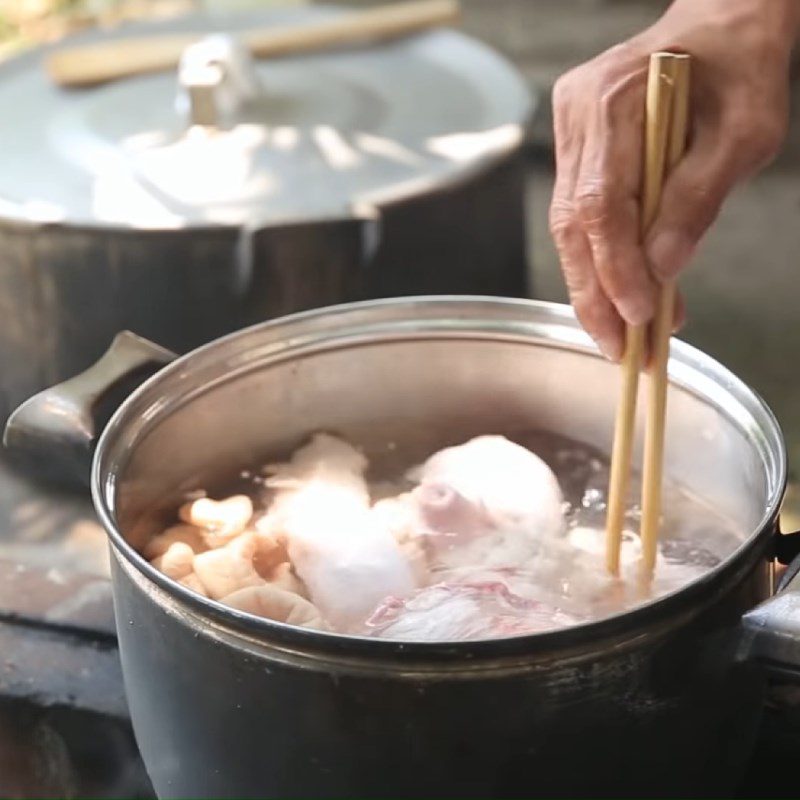 Step 6 Boil liver, pig stomach, and old intestines in Northern porridge
