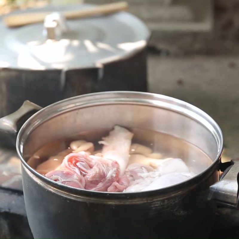 Step 6 Boil liver, pig stomach, and old intestines in Northern porridge