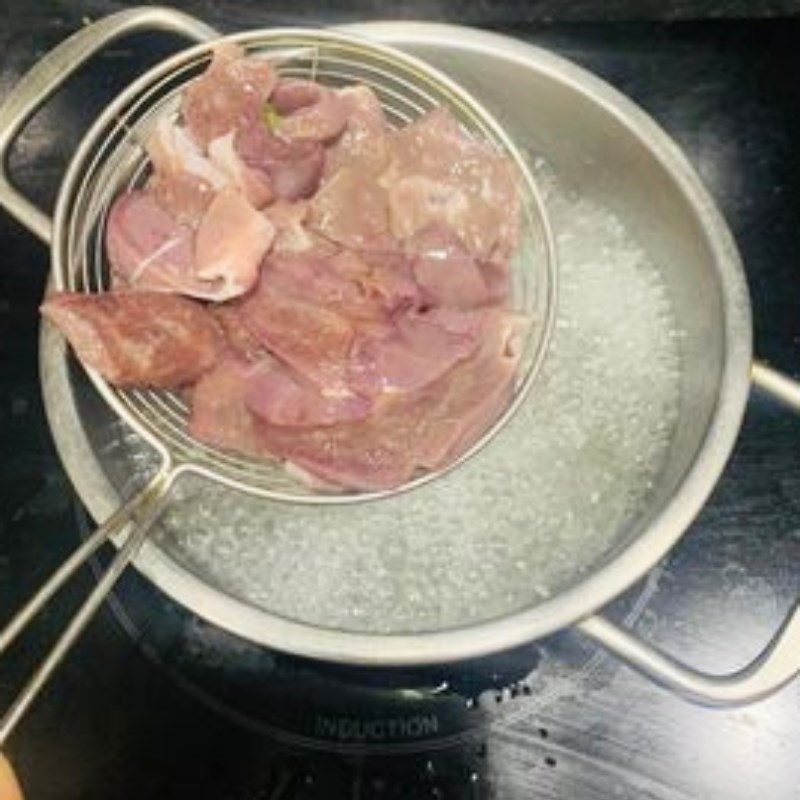 Step 4 Boil the liver and pork kidney Bean Sprout Salad with Pork Heart and Kidney