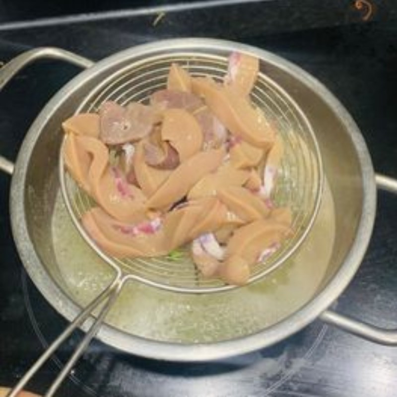 Step 4 Boil the liver and pork kidney Bean Sprout Salad with Pork Heart and Kidney