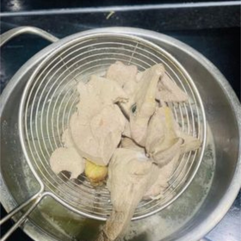 Step 4 Boil the liver and pork kidney Bean Sprout Salad with Pork Heart and Kidney