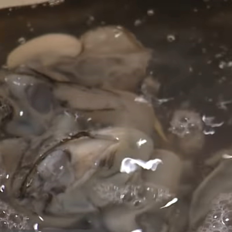 Step 1 Boiling oysters Stir-fried oysters with chili