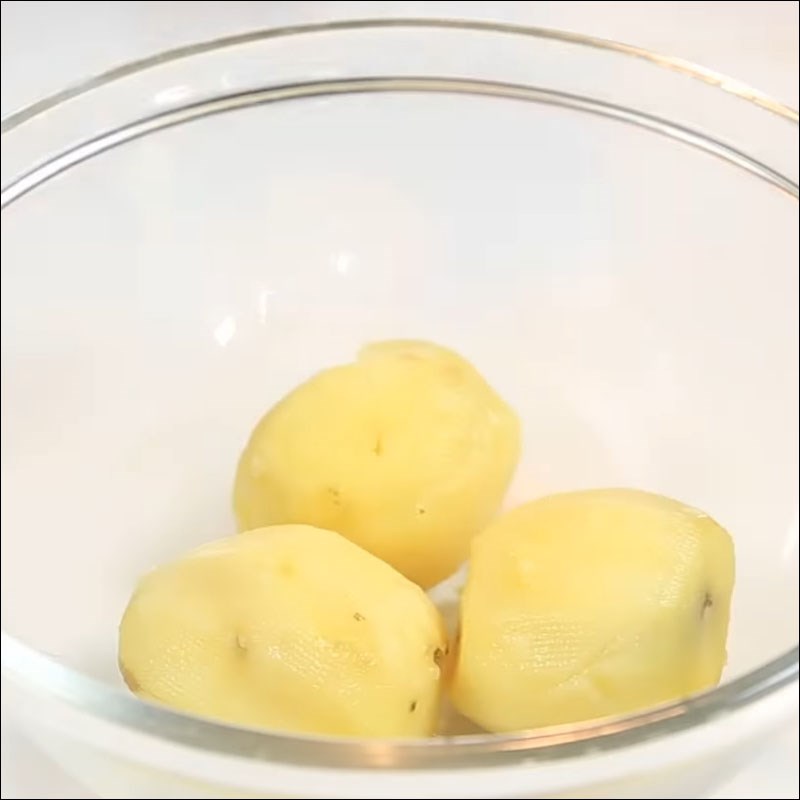 Step 3 Boil potatoes Mashed potatoes baked with sauce