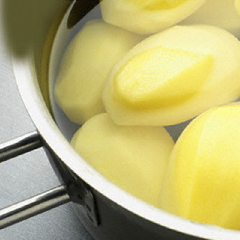 Step 3 Boil potatoes Mashed potatoes baked with sauce
