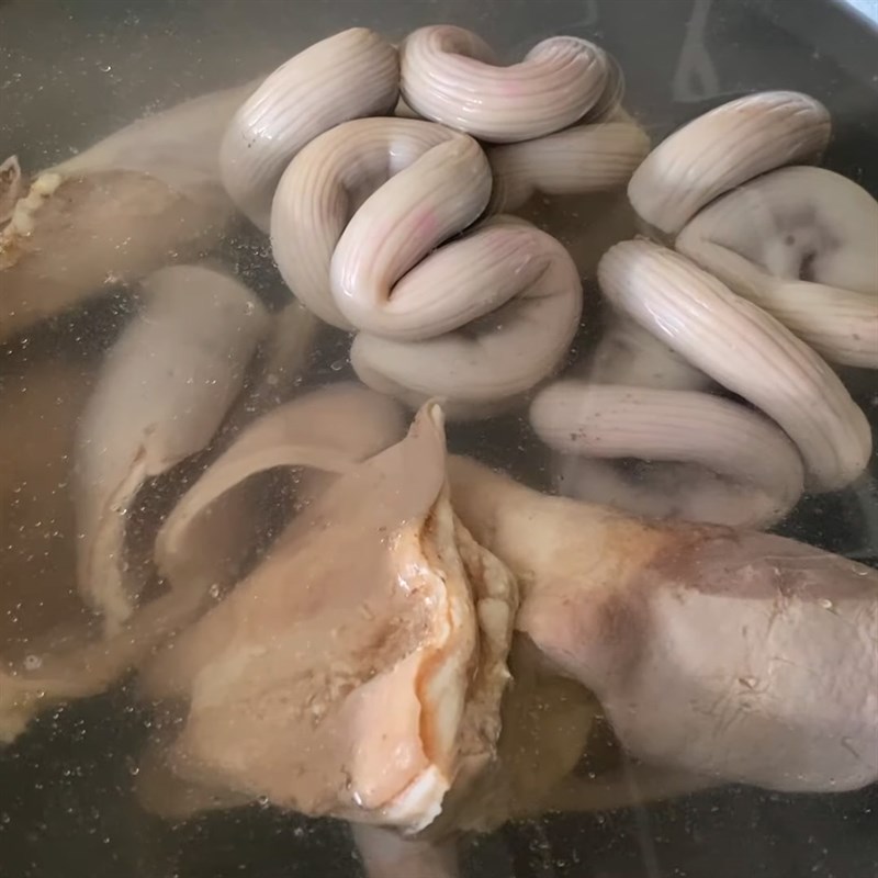 Step 3 Boiling the pig intestines