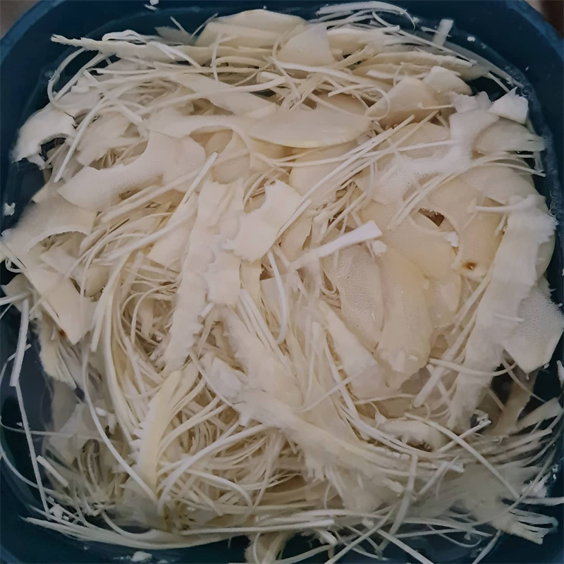 Step 2 Boiling bamboo shoots Stir-fried snails with bamboo shoots