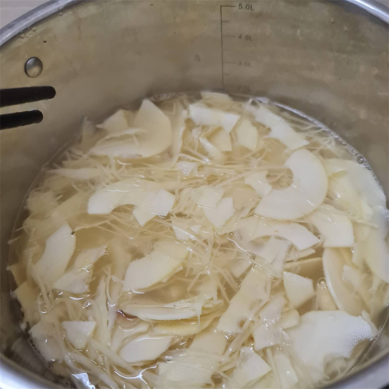 Step 2 Boiling bamboo shoots Stir-fried snails with bamboo shoots