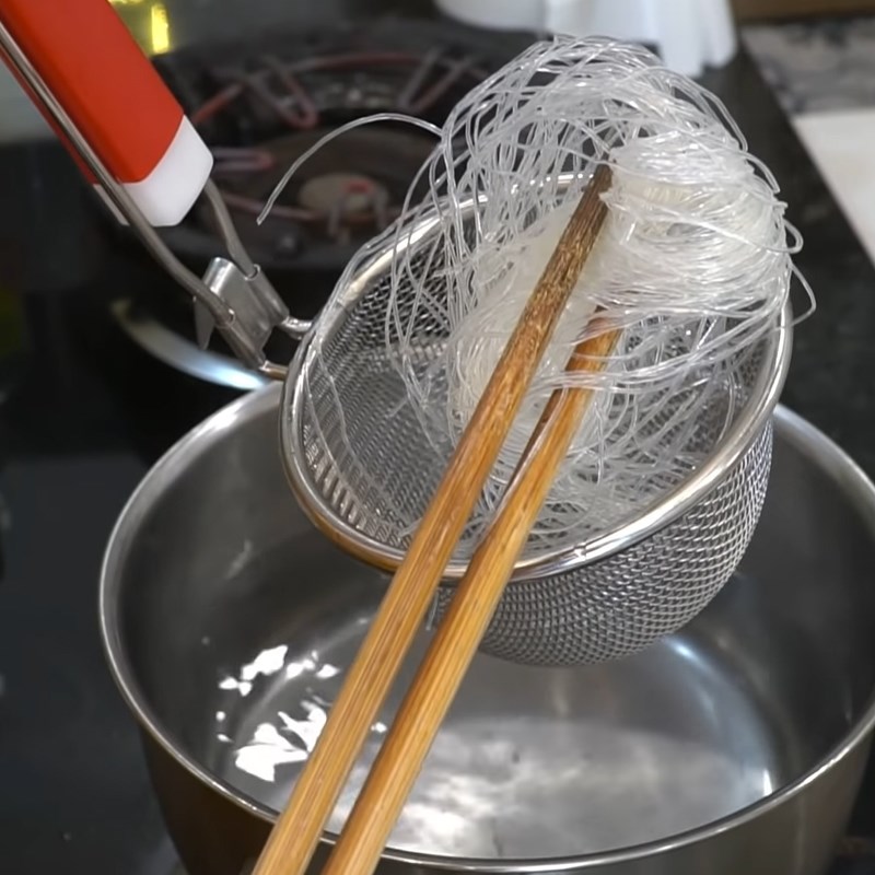 Step 2 Boil the vermicelli and lotus seeds for Lotus Seed Spring Rolls