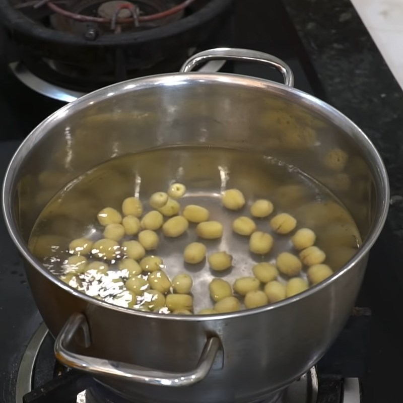 Step 2 Boil the vermicelli and lotus seeds for Lotus Seed Spring Rolls
