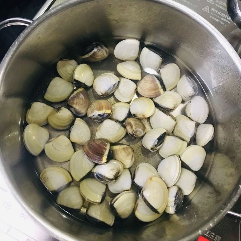 Step 3 Boil the clams Green mustard soup with clams