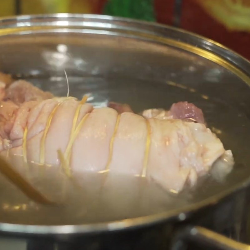 Step 2 Boil pork knuckle for pickled pork knuckle