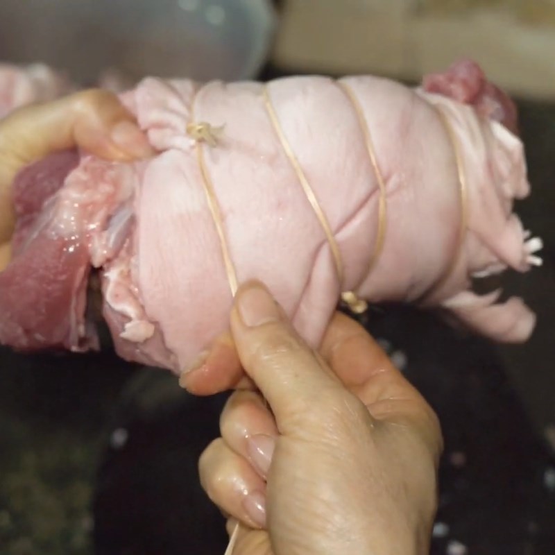 Step 2 Boil pork knuckle for pickled pork knuckle