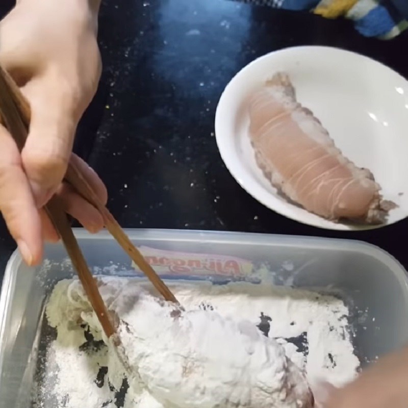 Step 3 Boil the meat and coat with flour Salted roasted pork hock