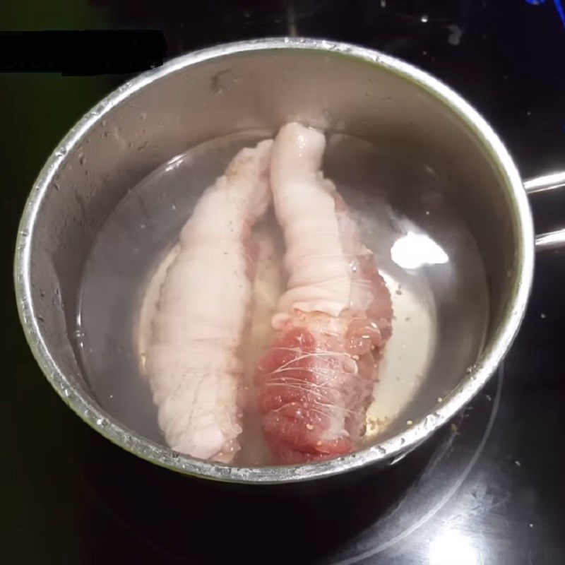 Step 3 Boil the meat and coat with flour Salted roasted pork hock