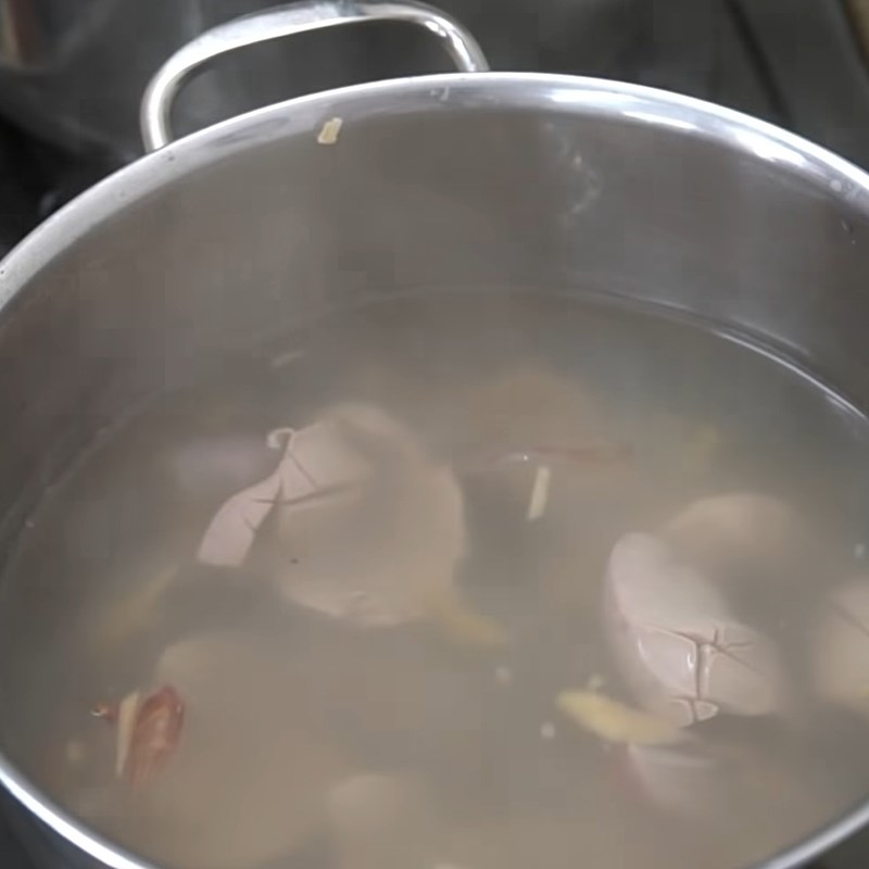 Step 3 Boil the heart and kidneys Chinese noodle soup