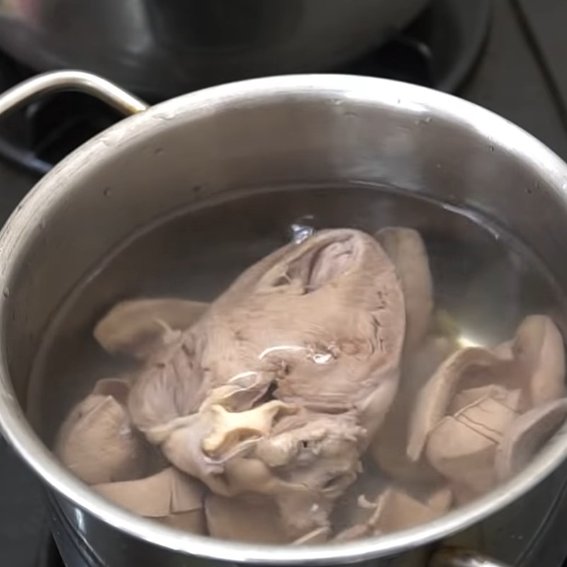 Step 3 Boil the heart and kidneys Chinese noodle soup
