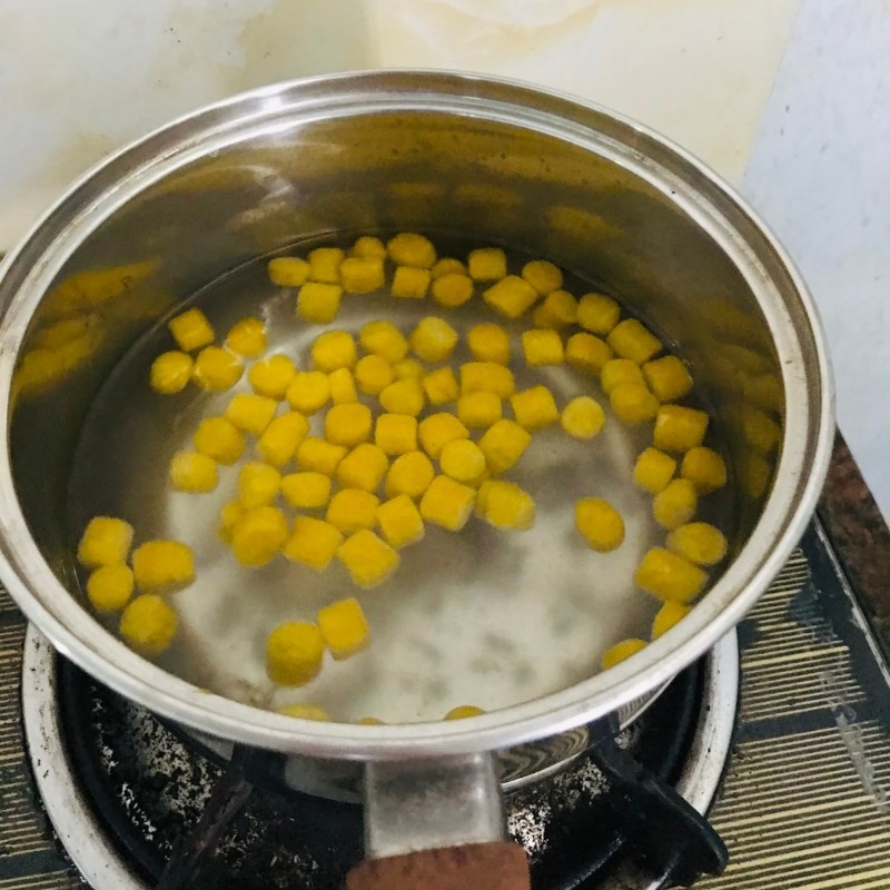 Step 3 Boiling pumpkin pearls Pumpkin pearls made from tapioca flour