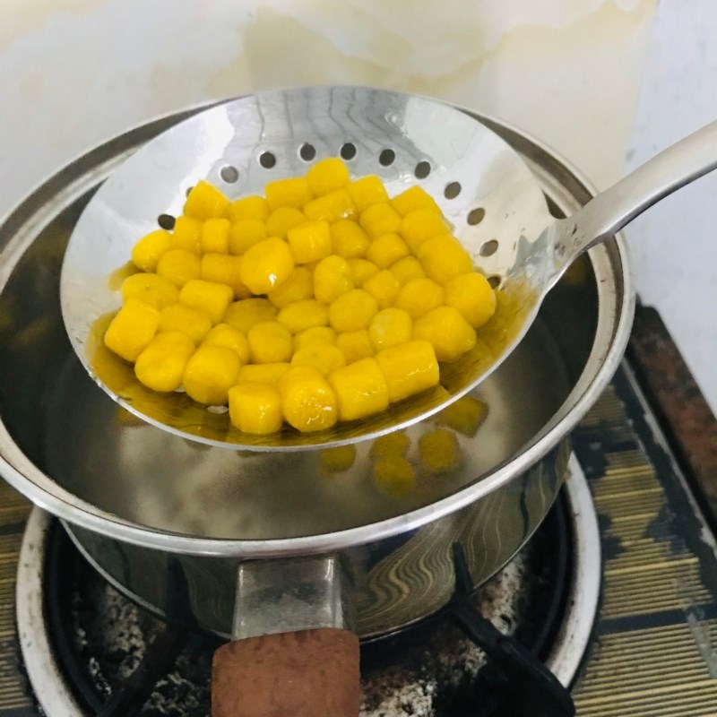 Step 3 Boiling pumpkin pearls Pumpkin pearls made from tapioca flour