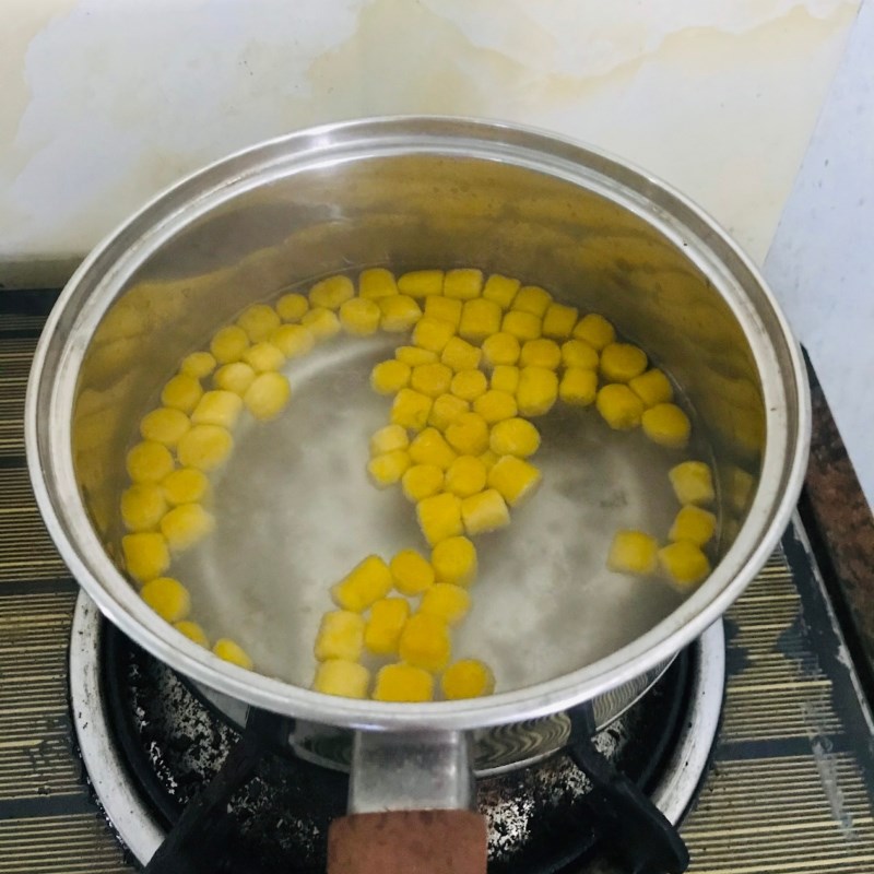 Step 3 Boiling pumpkin pearls Pumpkin pearls made from tapioca flour