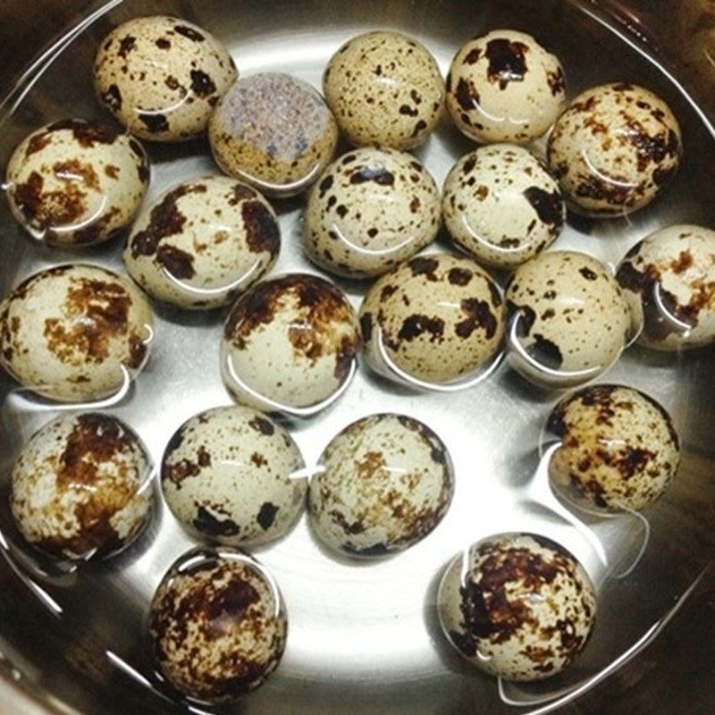 Step 1 Boiling quail eggs for avocado quail egg salad