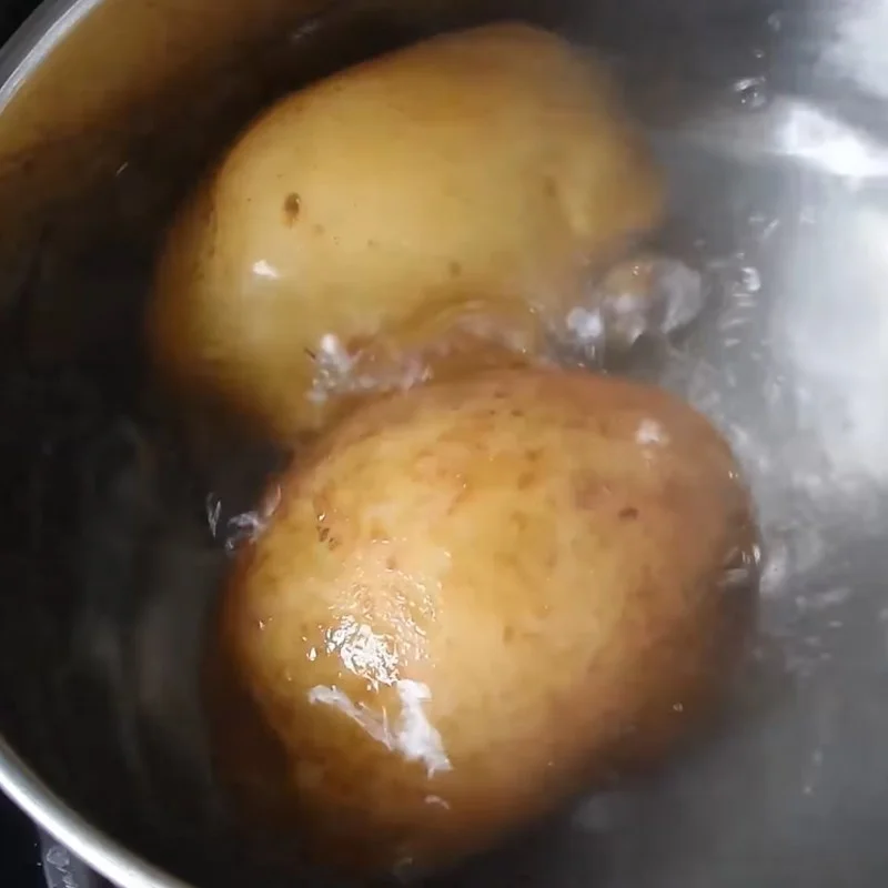 Step 2 Boil quail eggs and potatoes Quail eggs with five flavors