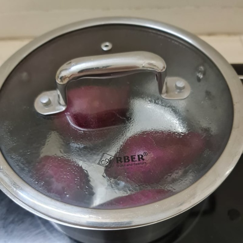 Step 2 Boil and mash purple sweet potato Purple sweet potato and lotus seed milk