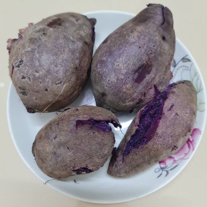 Step 2 Boil and mash purple sweet potato Purple sweet potato and lotus seed milk