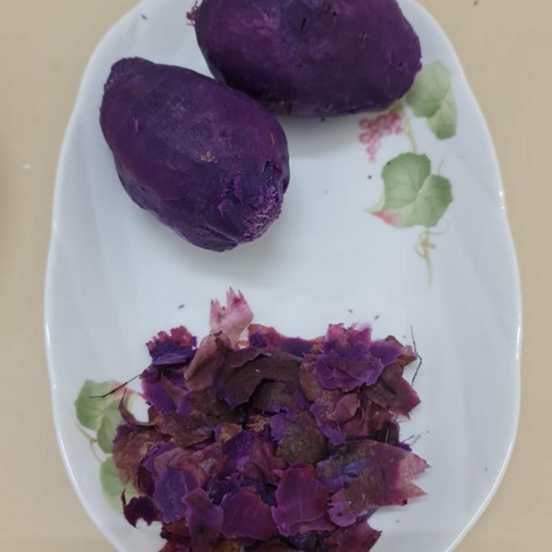 Step 2 Boil and mash purple sweet potato Purple sweet potato and lotus seed milk