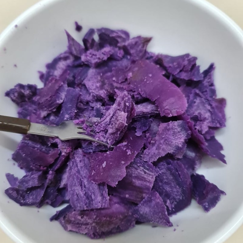Step 2 Boil and mash purple sweet potato Purple sweet potato and lotus seed milk