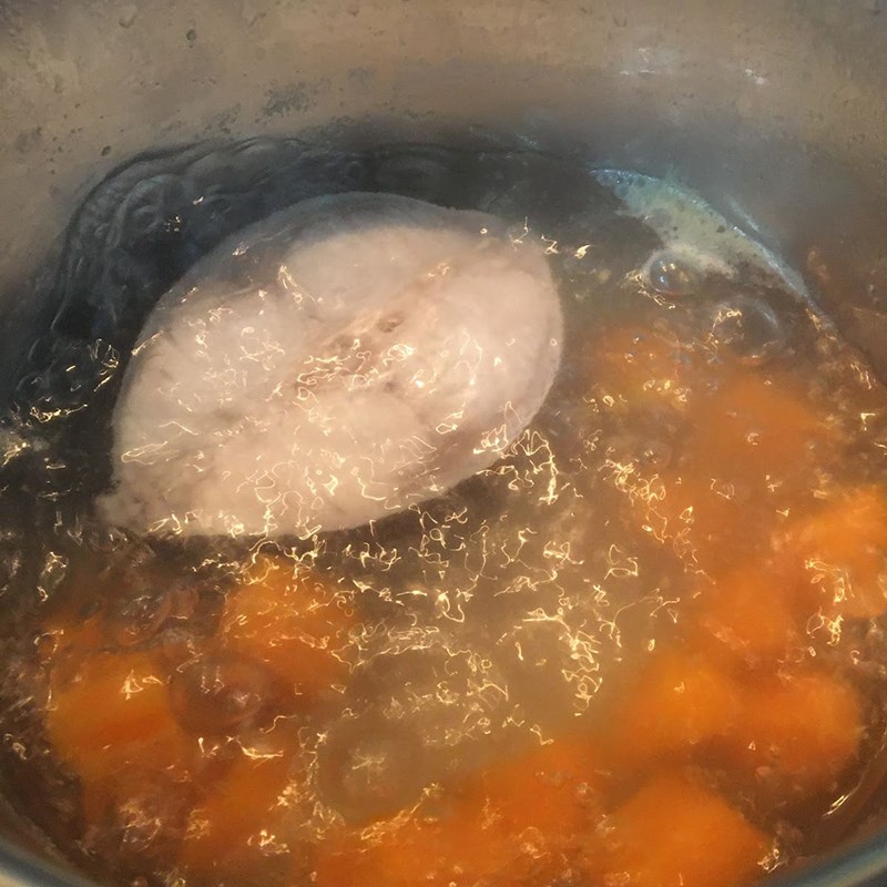 Step 2 Boil and mash the ingredients for fish porridge with carrot