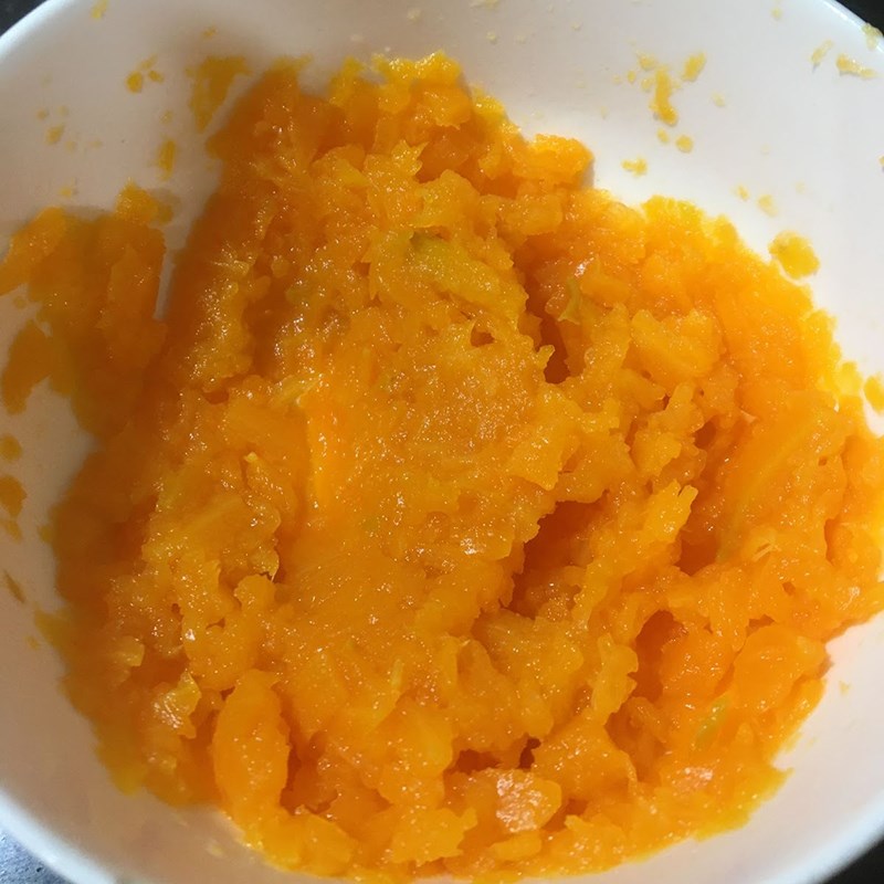 Step 2 Boil and mash the ingredients for fish porridge with carrot