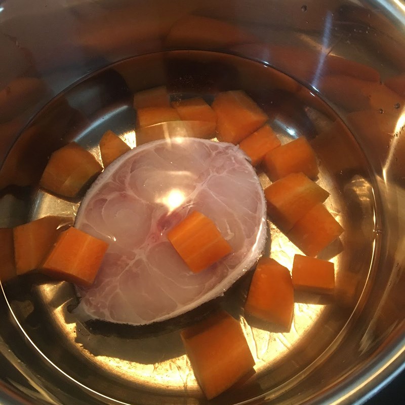 Step 2 Boil and mash the ingredients for fish porridge with carrot