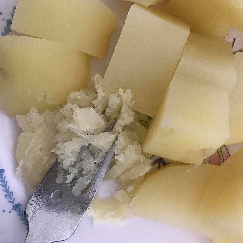 Step 1 Boil and mash the potatoes Puff potato cake (recipe shared by users)