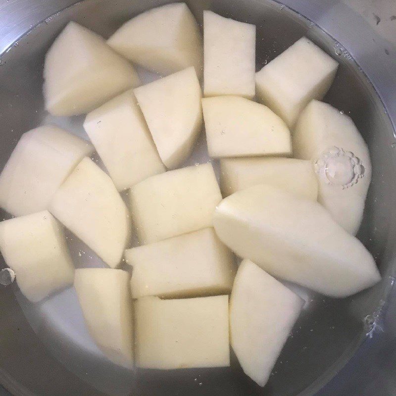 Step 1 Boil and mash the potatoes Puffy Fried Potato Cake (recipe shared by a user)
