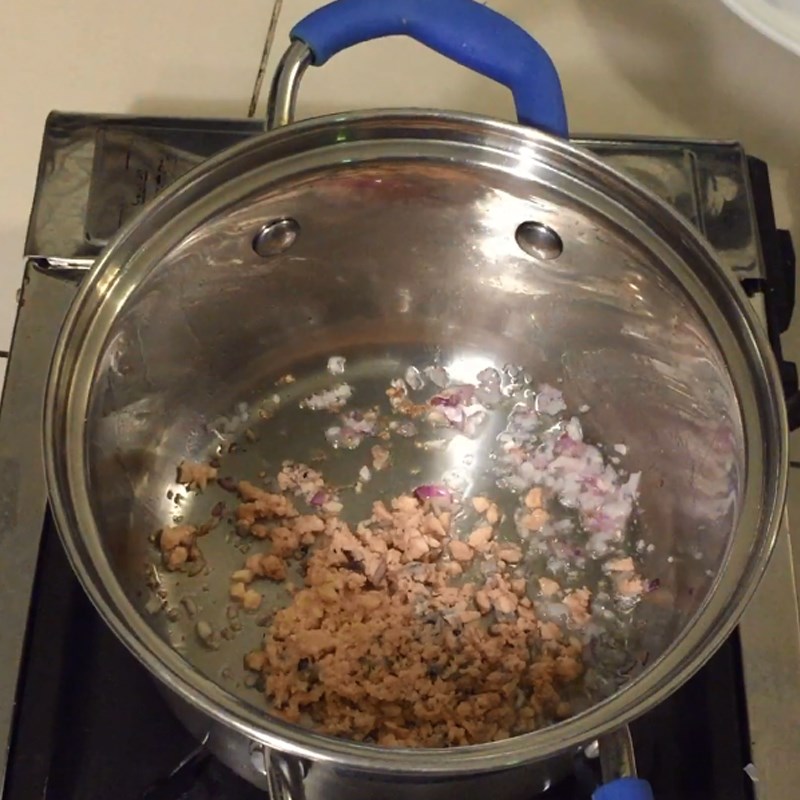 Step 2 Boil and stir-fry the fish for Salmon porridge with water spinach